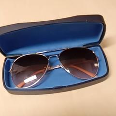 Sonnenbrille & Brillenetui mit brille, gemeldet von Mövenpick Hotel Amsterdam City Centre über iLost