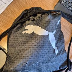 Rugtasje Puma zwart met sportspullen، كما تم الإبلاغ عنه بواسطة Connexxion Zeeland عبر iLost