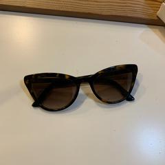 Sunglasses, amint azt Lente Kabinet Festival (OLD) az iLost segítségével jelentette.