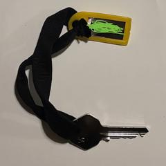 Sleutel met gele tag met meisjesnaam erop, ako bolo nahlásené iLost