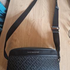 Zwarte kleine tas, iLost에 보고됨