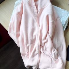 Vesta Roze vest in witte zak, jak nahlášeno ParkShuttle Rotterdam pomocí iLost