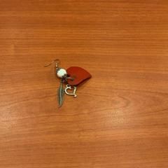 Arracada Met drie hangers, segons ha informat Hotel Theater FIGI mitjançant iLost