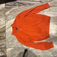 Pullover oranje, gemeldet von Van der Valk Hotel Amsterdam-Amstel über iLost