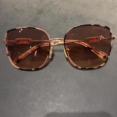 Óculos de sol Zonnebril Michael kors, como reportado por Van der Valk Hotel Houten utilizando o iLost