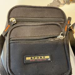 Axelväska, rapporterat av Gemeente Amsterdam - Bureau Gevonden Voorwerpen med iLost