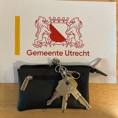 Zwarte dames portemonnee, segons ha informat Gemeente Utrecht mitjançant iLost