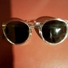 Eguzkitako betaurrekoak, gisa salatu by Apenheul iLost erabiliz