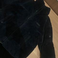 Dětská bunda Tommy Hilfiger, jak nahlášeno Van der Valk Hotel Deventer pomocí iLost