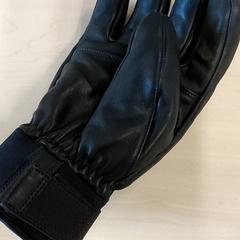 衣類 - Handschoen Zwart がiLostで Centraal magazijn によって報告されました