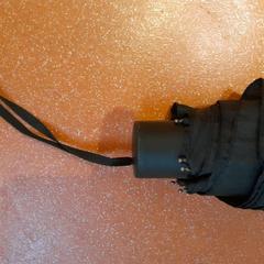 Parapluie pliant noir, a été signalé par TCL utilisant iLost