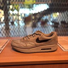 Scarpa 1x gevonden grijs met zwart logo, come riportato da Van der Valk Hotel Deventer utilizzando iLost