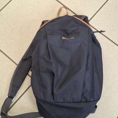 Motxilla gris foncé et marron, segons ha informat ilévia mitjançant iLost