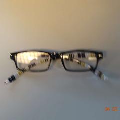 Szemüveg zwart met grijs en geel, amint azt Gemeente Leopoldsburg az iLost segítségével jelentette.