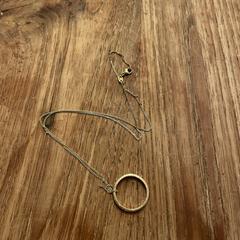 Trouwring aan kettinkje, segundo informou a iLost