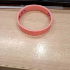 Pulsera Rose avec écriture bleu, ha sido reportado por IKEA Dijon con iLost