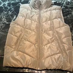 바디 워머 groen/grijs, iLost를 사용하여 Van der Valk Duiven bij Arnhem A12에 보고됨