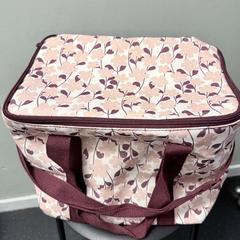 Cool taška Burgundy floral pattern, jak nahlášeno Ramada by Wyndham Amsterdam Airport Schiphol pomocí iLost