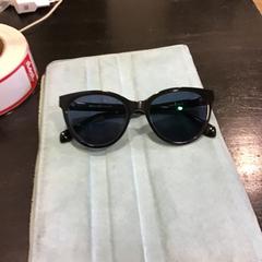 Gafas de sol, segundo informou Qbuzz U-OV usando iLost