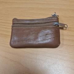 Beursje met pasjes Bruin, como reportado por Gemeente Roermond utilizando o iLost