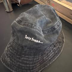 Hoedje Iets Frans, as reported by Panama Amsterdam using iLost