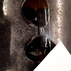 Okulary słoneczne, zgłoszono przez Rotterdam The Hague Airport przy użyciu iLost