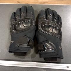 Eskularruak, gisa salatu by Breng Nijmegen iLost erabiliz