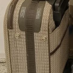 حقيبة ملابس حجم وسط لونها بيج وبني, amint azt az iLostnak jelentették.