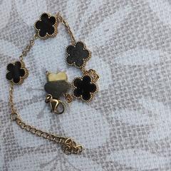 Gouden armbandje met zwarte inleg, como reportado ao iLost