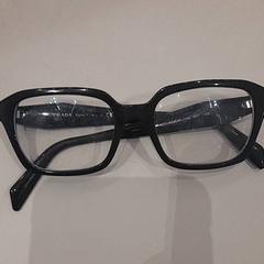 Szemüveg Zwart, amint azt Van der Valk Hotel Schiphol az iLost segítségével jelentette.