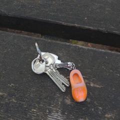 Drie sleutels met oranje klomp sleutelhanger, as reported to iLost