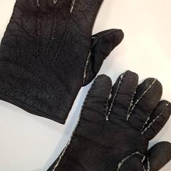 Gloves, as reported by Qbuzz DMG using iLost