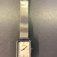 Náramkové hodinky, ako bolo nahlásené Eindhoven Airport pomocou iLost