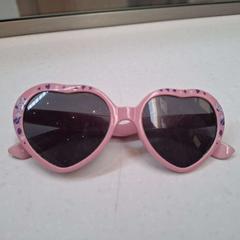 색안경 Roze, Minnie Mouse & hartjesogen, iLost를 사용하여 Rijksmuseum van Oudheden에 보고됨