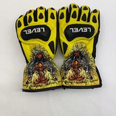 Guanti, come riportato da HvA Nicolaes Tulphuis & Tania Leonhuis utilizzando iLost