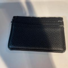 Pasjeshouder Op naam van sutton, amint azt Gemeente Amsterdam az iLost segítségével jelentette.