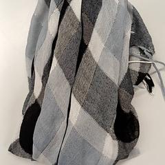 Écharpe & Châle, a été signalé par Padualaan 99 utilisant iLost