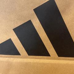 İLost kullanarak Designer Outlet Roermond tarafından bildirildiği gibi Purchase adidas