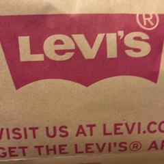 Purchase levi's, segundo informou Designer Outlet Roermond usando iLost