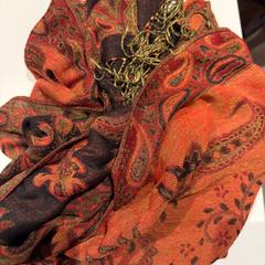 Scarf orange red, jak nahlášeno Amsterdam ID Aparthotel pomocí iLost