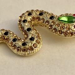 Broche, ‘Sparkly Snake broche’, amint azt az iLostnak jelentették.