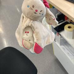 Mazlící hračka blanche grise avec tétine bleu, jak nahlášeno IKEA Marseille La Valentine pomocí iLost