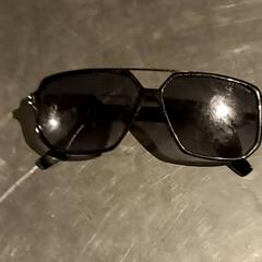 Eguzkitako betaurrekoak, gisa salatu by Paaspop iLost erabiliz