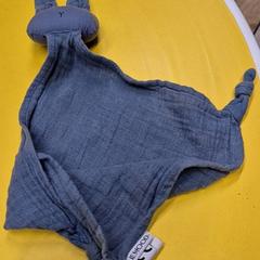 Peluche pulseira Knuffeldoek grijs, como reportado por IKEA Delft utilizando o iLost