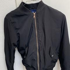 Casaco Schwarz von Bershka, como reportado por Wilmering Vechta utilizando o iLost
