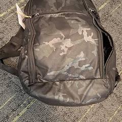 Mochila Zwart met camouflage patroon, ha sido reportado por Connexxion Noord Holland Noord Hoorn con iLost