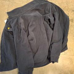Svetr Lyle & Scott, jak nahlášeno Regio West-Vlaanderen pomocí iLost