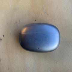 Grijze case draadloze oortjes, come riportato a iLost