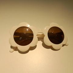 Gafas de sol Wit bloem, ha sido reportado por IKEA Wilrijk con iLost