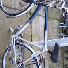 Férfi kerékpár On the road, amint azt Stadswerk072 az iLost segítségével jelentette.